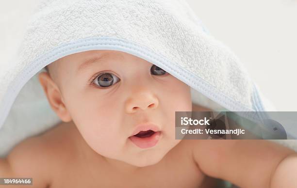 Photo libre de droit de Bébé Après Le Bain banque d'images et plus d'images libres de droit de Baignoire pour bébés - Baignoire pour bébés, Bébé, Serviette de bain