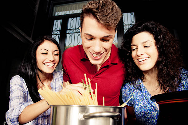 cucinare divertimento con gli amici - italian culture women looking at camera cheerful foto e immagini stock