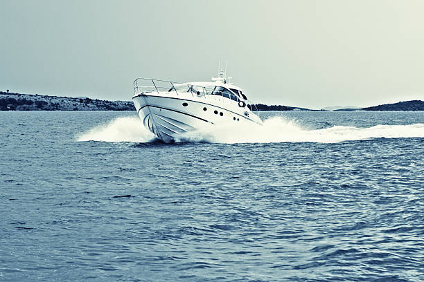 aceleração barcos a motor - motorboat nautical vessel speedboat speed imagens e fotografias de stock