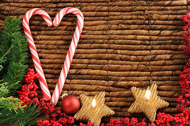 dos candy canes con adorno de navidad y té luz - zuckerstande fotografías e imágenes de stock