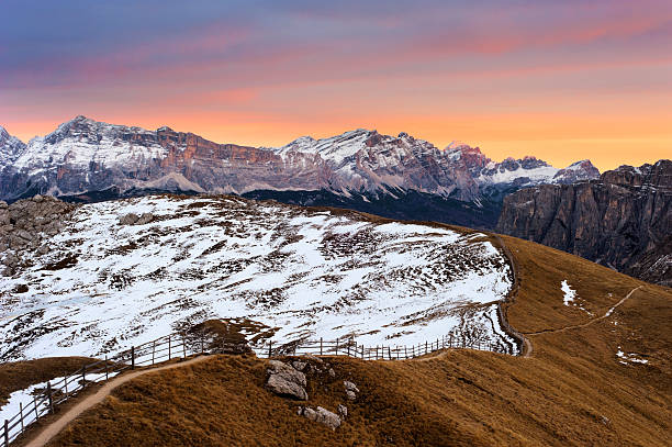 색상화 하늘 산 - country road fence road dolomites 뉴스 사진 이미지