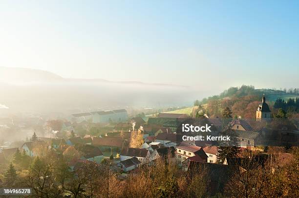 Kleine Dorf In Morgen Staubdeutschland Stockfoto und mehr Bilder von Alt - Alt, Anhöhe, Baum