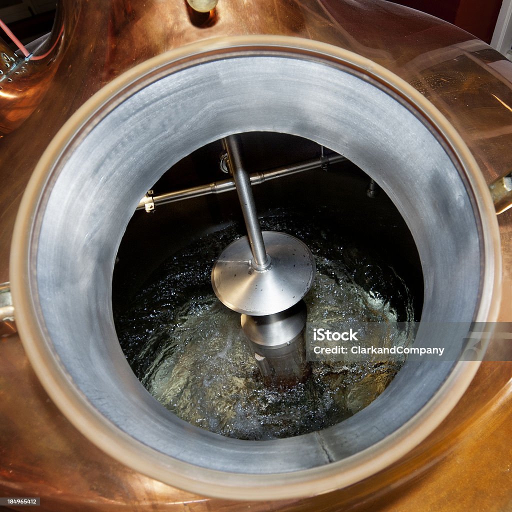 Cobre Mashing Tun ou Chaleira no Micro-Fábrica de Cerveja - Royalty-free Cano Foto de stock