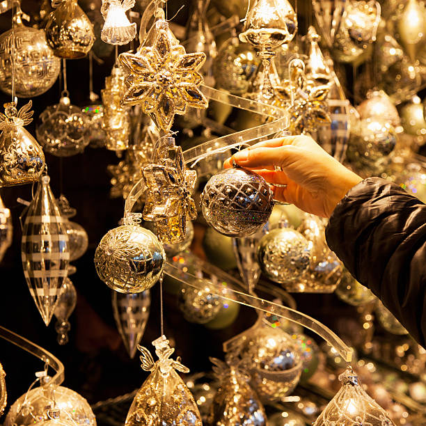 istock Christmas Market, Buying Decoration 184965512