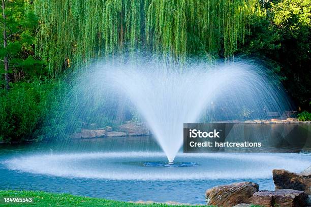 Brunnen Im Park Stockfoto und mehr Bilder von Springbrunnen - Springbrunnen, Geschützte Naturlandschaft, Parkanlage