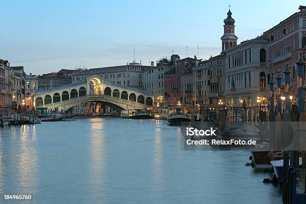 Oświetlony Most Rialto W Zmierzchu W Wenecja Włochy - zdjęcia stockowe i więcej obrazów Architektura