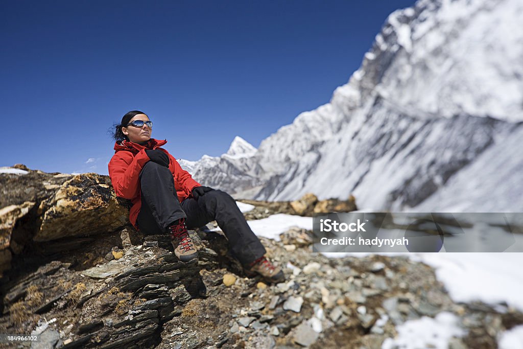 Donna trekking Parco Nazionale del monte Everest, Nepal - Foto stock royalty-free di Adulto