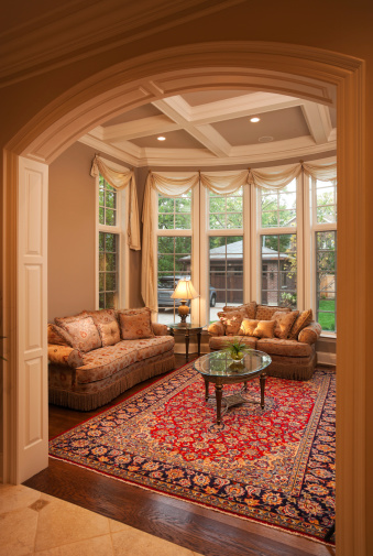 , cálida y elegante sala de estar formal con ventanales. photo
