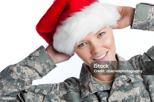Soldado De Menina Vestindo Natal Chapéu Do Pai Natal - Fotografias de stock e mais imagens de Natal