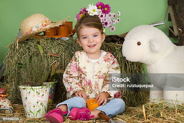 Adorabili Farmer - Fotografie stock e altre immagini di 18-23 mesi - 18-23 mesi, Accudire, Affettuoso