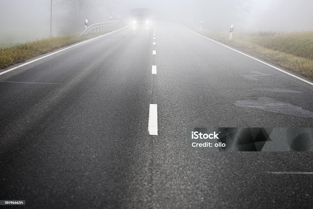 Denso nevoeiro sobre o país, que avance na nossa direcção Estrada de tráfego - Royalty-free Alfalto Foto de stock