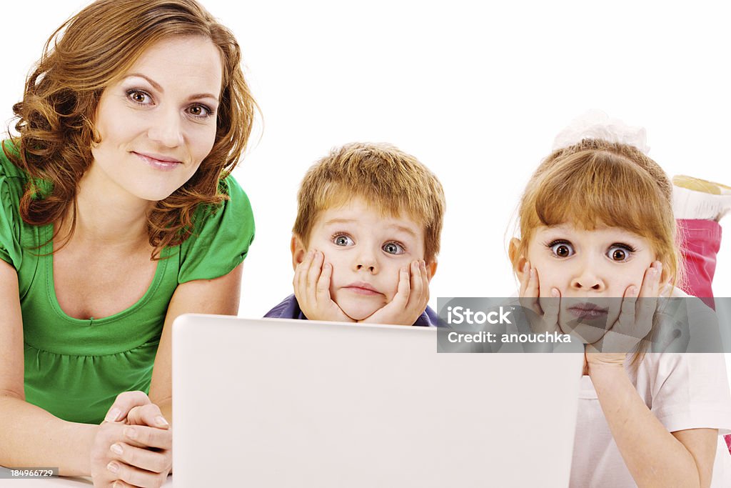 Felice Famiglia con due bambini, utilizzando un computer portatile - Foto stock royalty-free di 2-3 anni