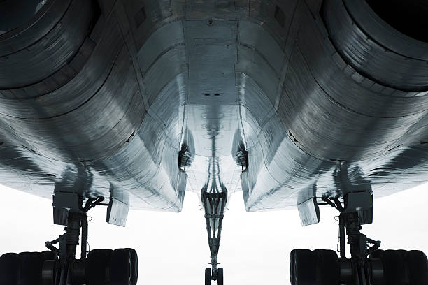 jet avion, vue en contre-plongée - avion supersonique photos et images de collection