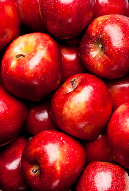 fondo de manzana - red delicious apple apple fruit vertical fotografías e imágenes de stock