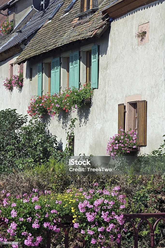 Alsacia-Medieval casa con flores en Saint Hippolyte - Foto de stock de Aire libre libre de derechos