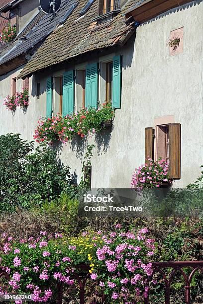 Alsaciamedieval Casa Con Flores En Saint Hippolyte Foto de stock y más banco de imágenes de Aire libre