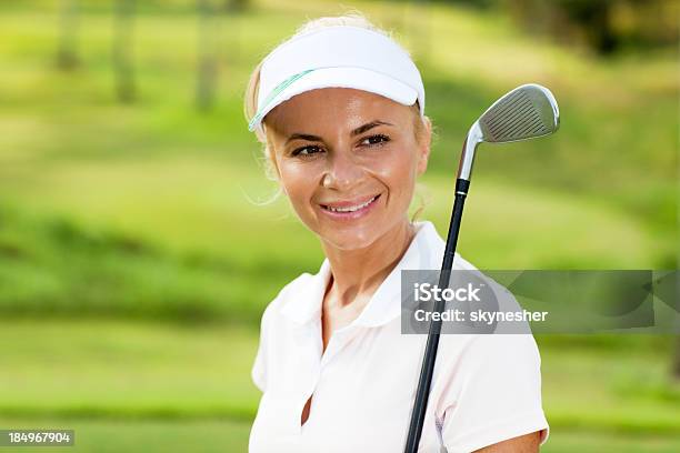 Sorridente Senhora Jogador De Golfe Com Taco De Golfe - Fotografias de stock e mais imagens de Adulto
