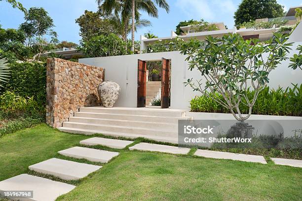 Villa No Tropics - Fotografias de stock e mais imagens de Degraus - Degraus, Tropical, Jardim Particular