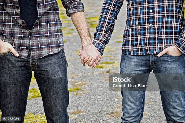 Foto de Gay Men Segurando As Mãos e mais fotos de stock de 20-24 Anos - 20-24 Anos, 25-30 Anos, Abraçar