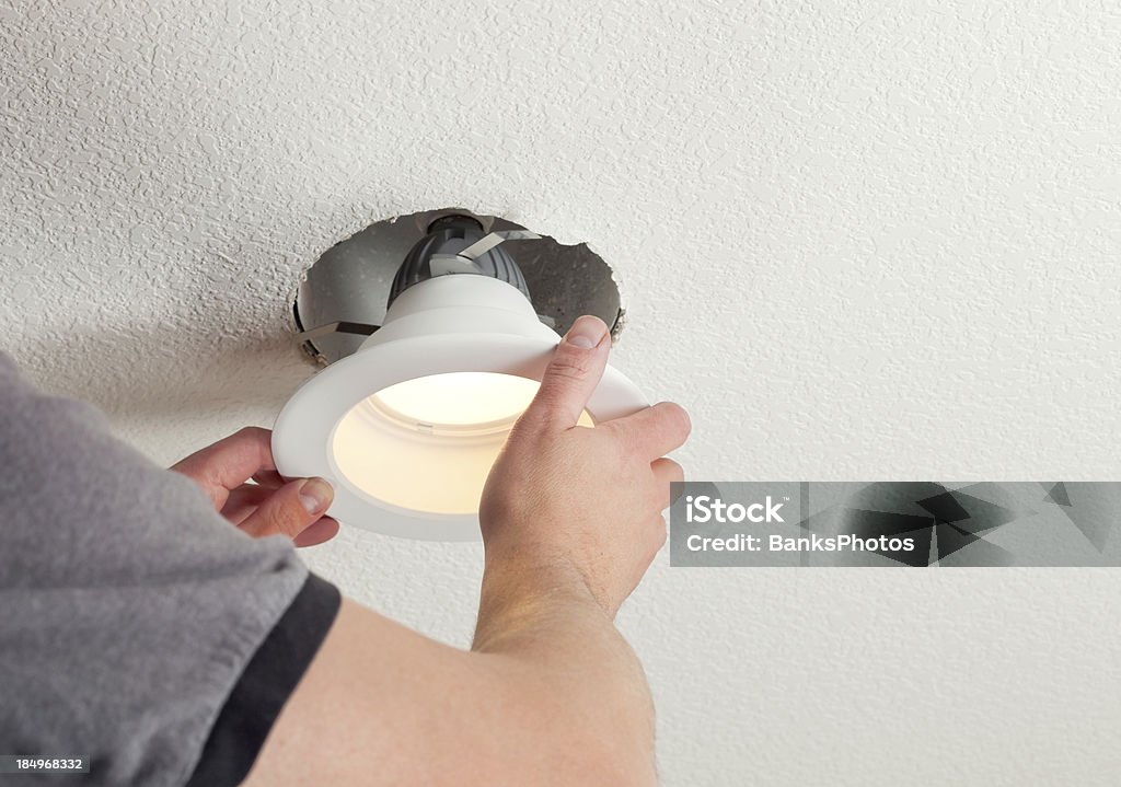 Installazione lampadina LED Retrofit nel soffitto dispositivo - Foto stock royalty-free di Attrezzatura per illuminazione