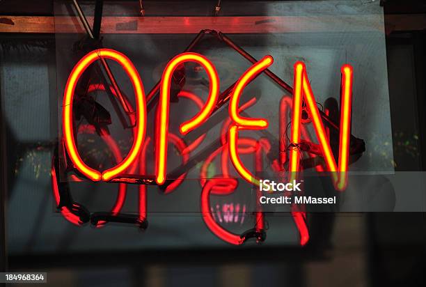 Neon Znak Otwarte - zdjęcia stockowe i więcej obrazów Bez ludzi - Bez ludzi, Bilbord elektroniczny, Fotografika