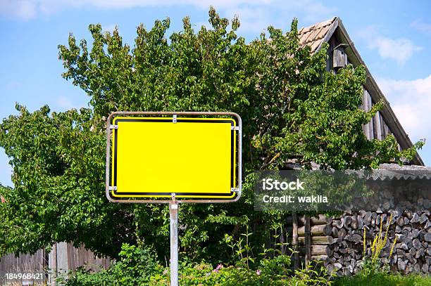 Sinalgelbes Leeres Ortschild - Fotografias de stock e mais imagens de Cena Rural - Cena Rural, Aldeia, Locais geográficos