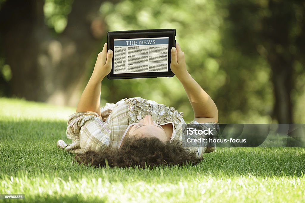 Ler notícias com digital tablet - Royalty-free Jornal Foto de stock