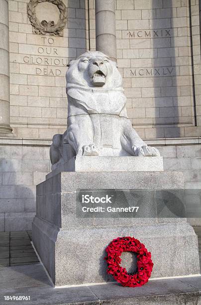 Monumento De La Guerra Aberdeen Con Corona Día Del Recuerdo Foto de stock y más banco de imágenes de Día británico del armisticio