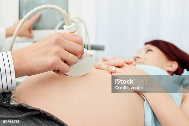 Mujer Embarazada Teniendo Una Ecografía Foto de stock y más banco de imágenes de 30-34 años - 30-34 años, 35-39 años, Acostado