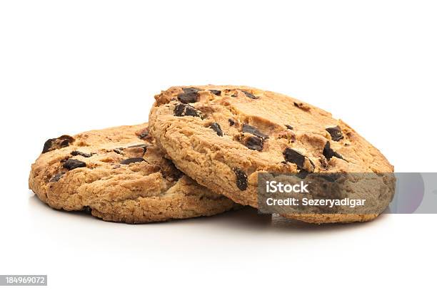 Galletas Con Pedacitos De Chocolate Foto de stock y más banco de imágenes de Galleta - Dulces - Galleta - Dulces, Galleta con trozos de chocolate, Fondo blanco