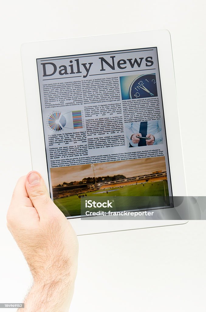 Tenendo un giornale su moderna digitale Tablet - Foto stock royalty-free di Lettore di libri elettronici