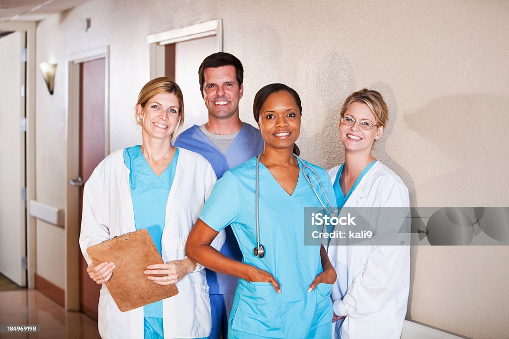 Trabalhadores médicos em pé no hospital corredor - Foto de stock de 40-49 anos royalty-free