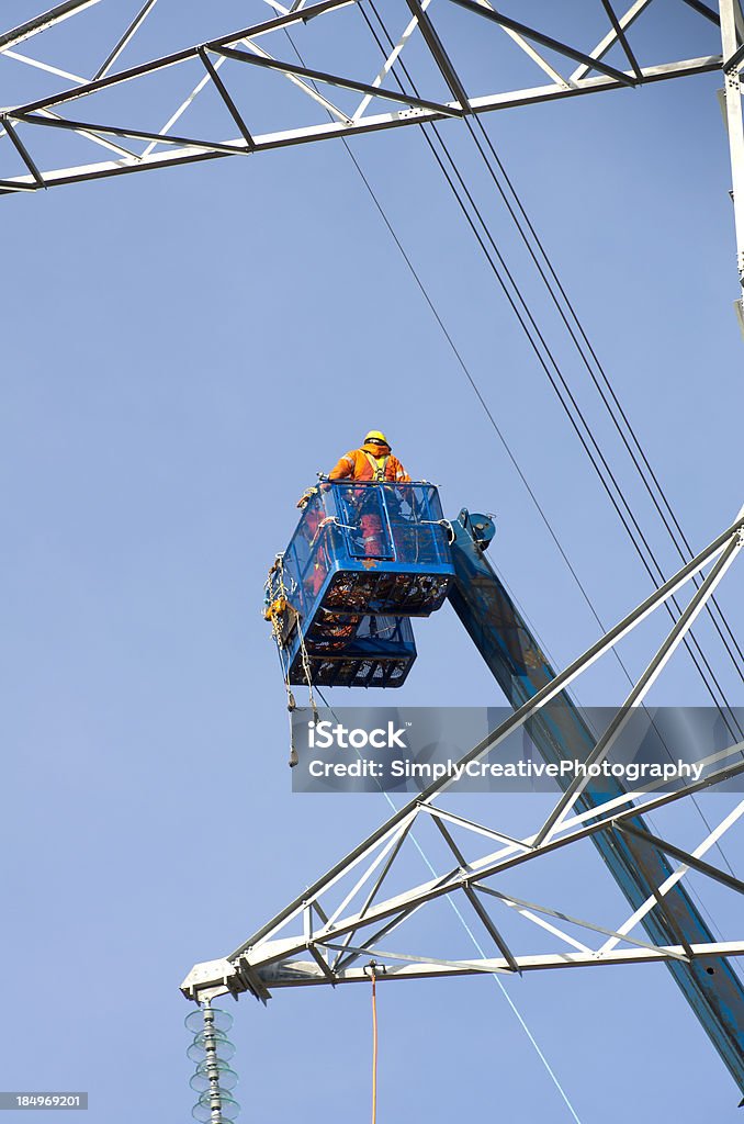 전기 인부 니어 기어변속 타워 - 로열티 프리 건설 산업 스톡 사진