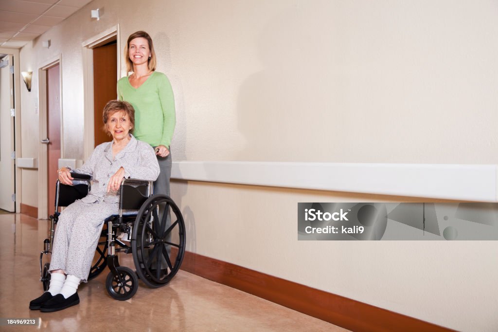 Женщина с пожилых мать в инвалидных креслах - Стоковые фото 30-39 лет роялти-фри
