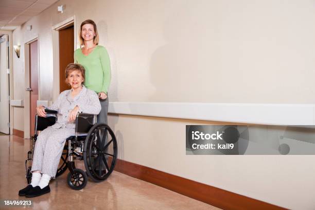 Женщина С Пожилых Мать В Инвалидных Креслах — стоковые фотографии и другие картинки 30-39 лет - 30-39 лет, 80-89 лет, Больница
