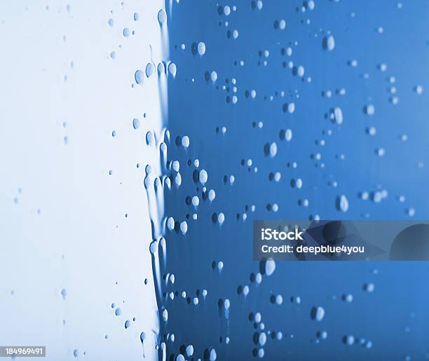 Foto de Wet Janelas Com Bolhas De Sabão Fundo e mais fotos de stock de Abstrato - Abstrato, Azul, Banheira