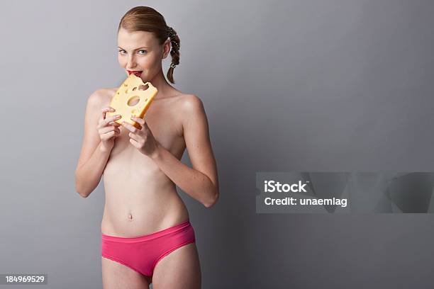 Mulher Comer Queijo Suíço - Fotografias de stock e mais imagens de Adulto - Adulto, Alegria, Alimentação Saudável