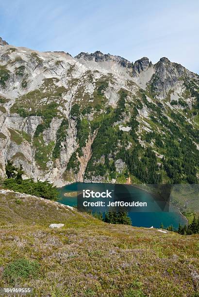 Problematyczny Lake I Sahale Mountain - zdjęcia stockowe i więcej obrazów Ameryka Północna - Ameryka Północna, Bez ludzi, Fotografika