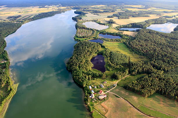 widok z lotu ptaka zdjęcia gwiazdy lake - cumulus cloud lake water forest zdjęcia i obrazy z banku zdjęć