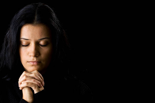 kobieta modlić się - concentration eyes closed hope people zdjęcia i obrazy z banku zdjęć
