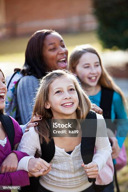 Foto de Ensino Médio Meninas Com Bookbags Do Lado De Fora e mais fotos de stock de Outono - Outono, Rindo, Criança