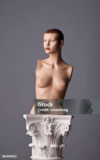 Foto de Plástico Finta Mulher Em Uma Capital De Coríntio e mais fotos de stock de Estátua - Estátua, Moderno, Pedestal