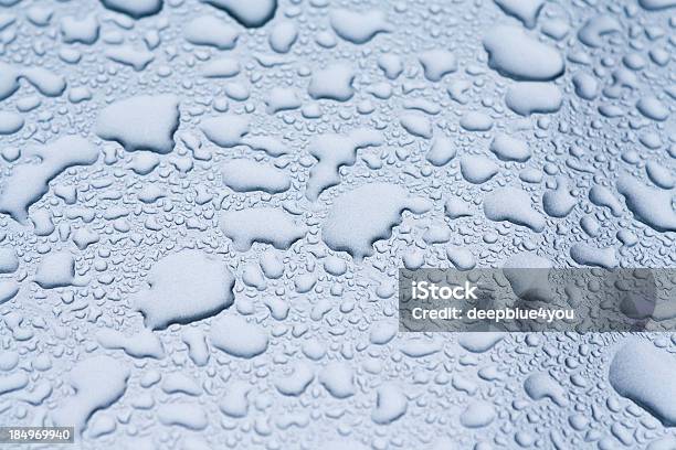 Gotas De Agua En Un Coche Foto de stock y más banco de imágenes de Abstracto - Abstracto, Agua, Azul