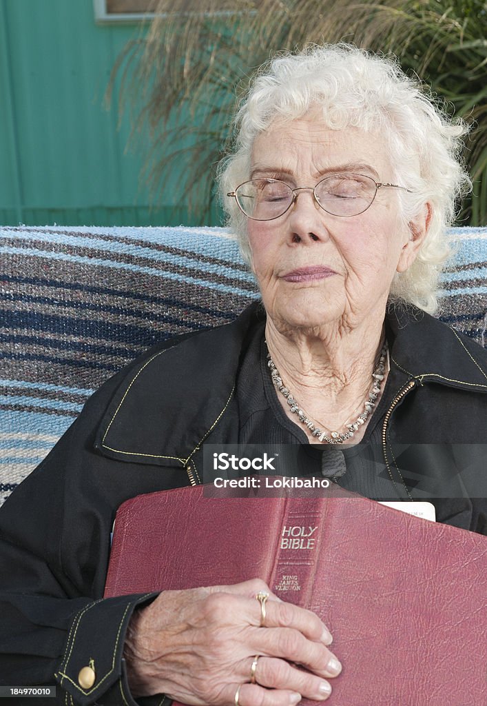 Octogenarian riposarsi Outdoors con la Bibbia - Foto stock royalty-free di 80-89 anni