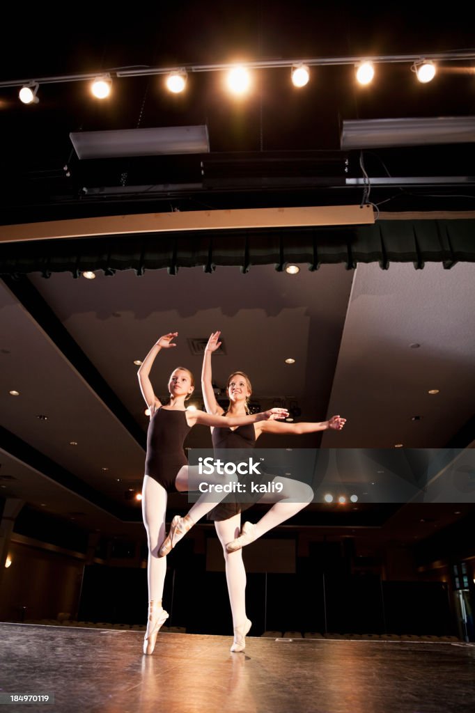 Étudiants avec professeur de danse ballet sur scène - Photo de Danse classique libre de droits