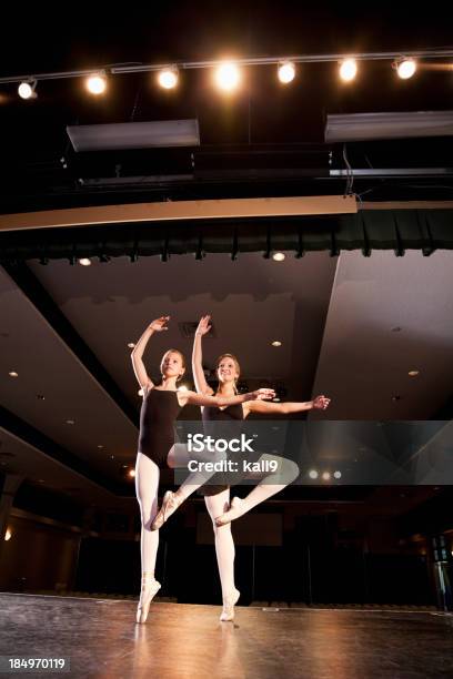 Photo libre de droit de Étudiants Avec Professeur De Danse Ballet Sur Scène banque d'images et plus d'images libres de droit de Danse classique