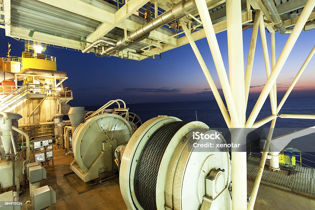 Scène de nuit de la mer Jaune huile de plate-forme de forage windlass - Photo de Câble d'acier libre de droits