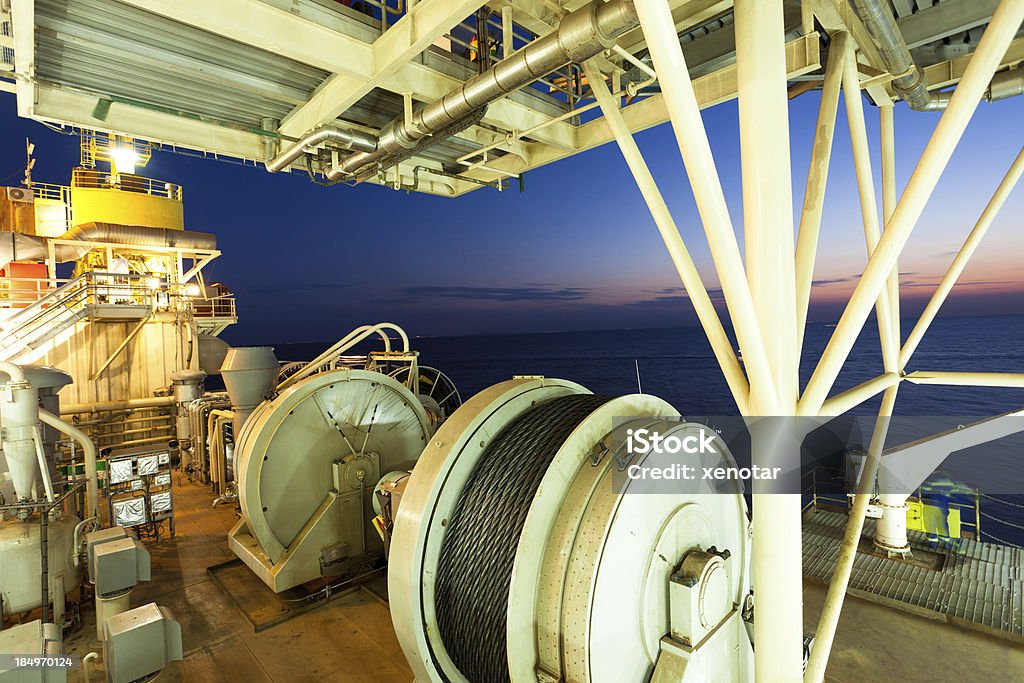 night scene of Желтое море из Нефтяная платформа сверл's windlass - Стоковые фото Буровая установка роялти-фри