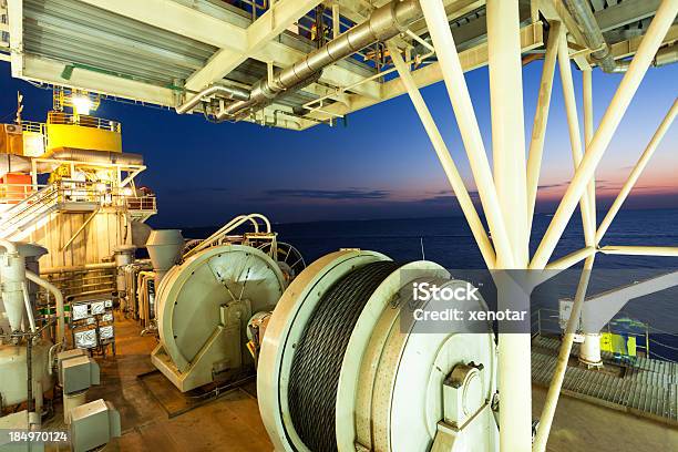 Night Scene Of Желтое Море Из Нефтяная Платформа Сверлs Windlass — стоковые фотографии и другие картинки Буровая установка