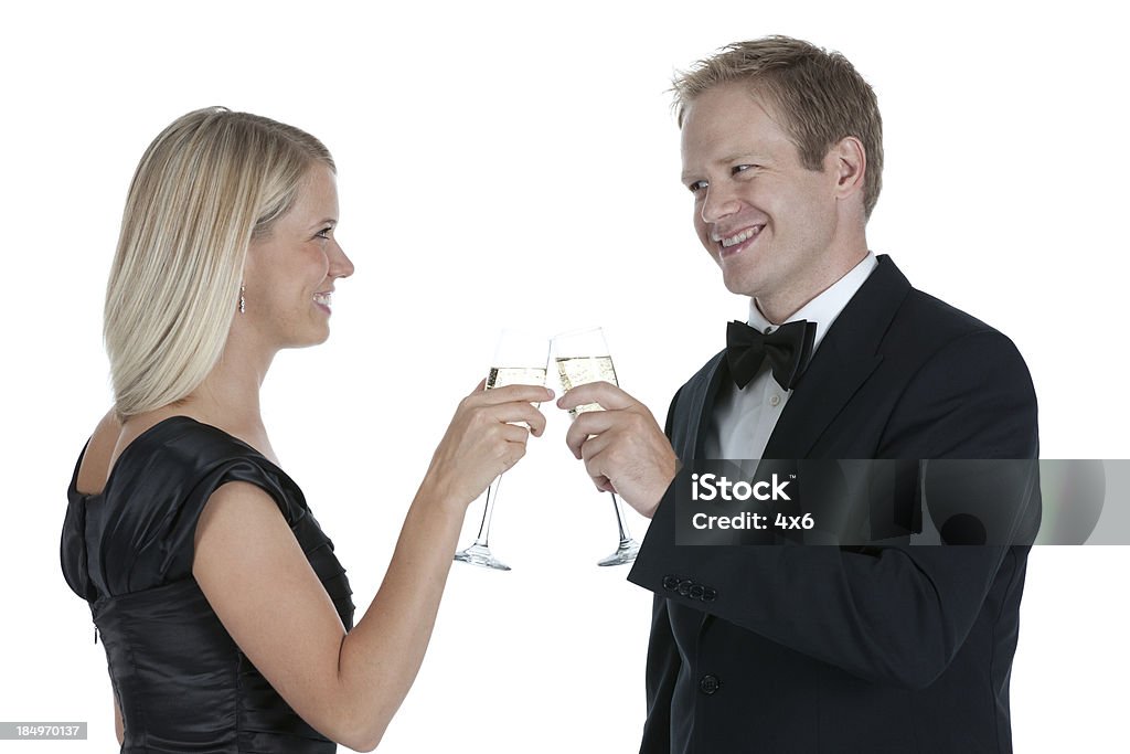Couple portant un toast au champagne - Photo de Adulte libre de droits